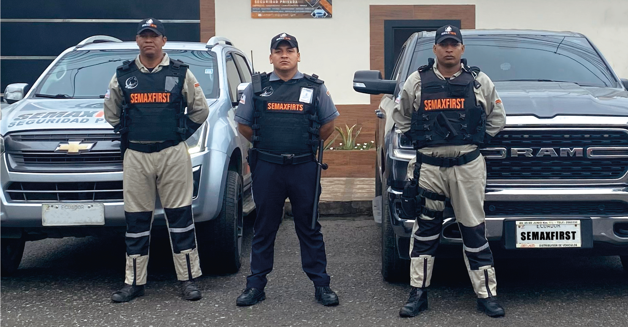 Tres oficiales Semaxfirst Cía. Ltda. posando con la flota institucional Dodge Ram y Chevrolet